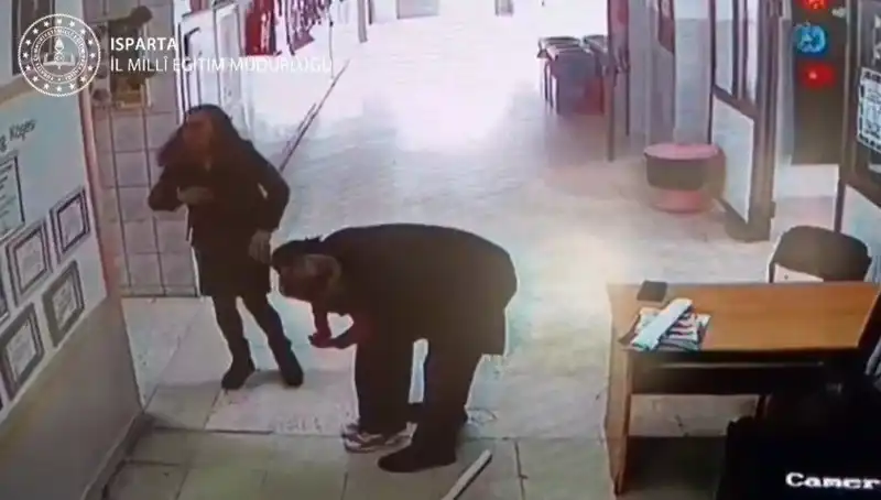 Hayat Kurtaran Öğretmen: Heimlich Manevrası ile Öğrencisini Kurtardı