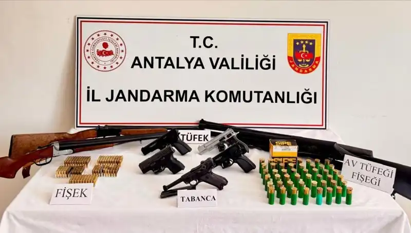 Antalya'da Ruhsatsız Silah Operasyonunda İki Kişi Gözaltına Alındı