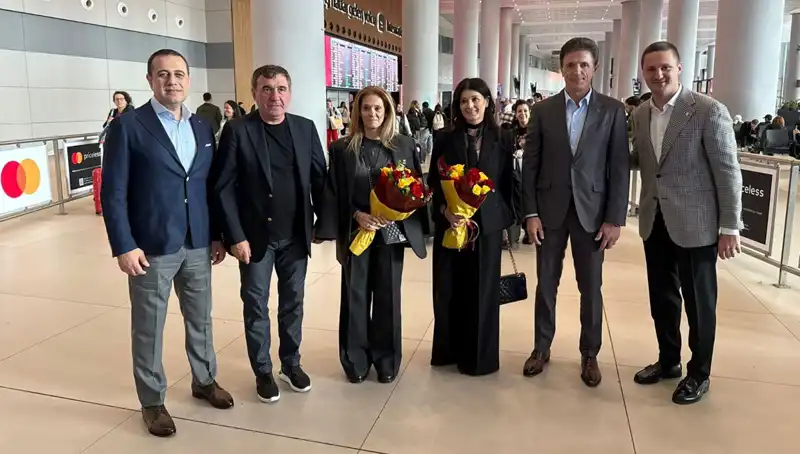Hagi ve Popescu, İstanbul'da Futbolseverlerle Buluştu: Tarihi Anlar Yaşandı