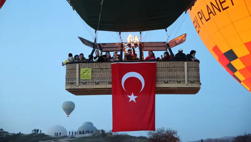 Kapadokya'da 23 Nisan Coşkusu: Balonlar Türk Bayrağıyla Süslendi!