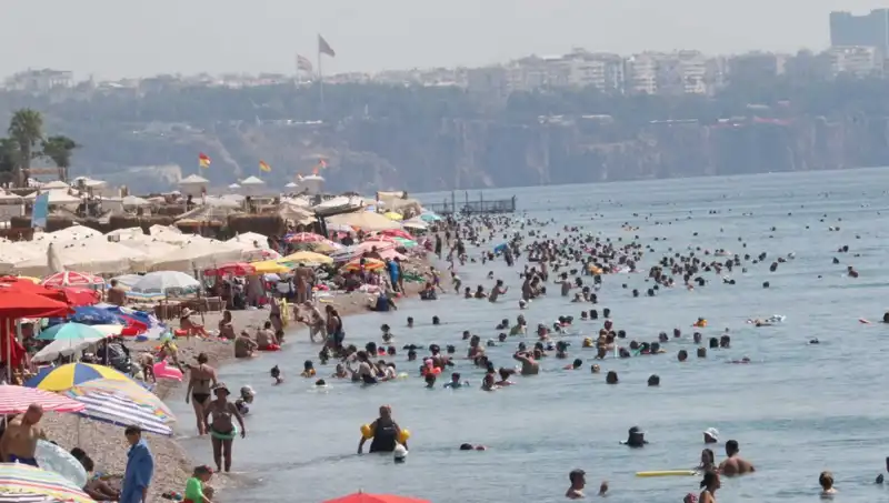 Antalya'da Sıcaklık Rekoru: Deniz Suyu Bile Tüm Zamanların En Yüksek Seviyesinde!
