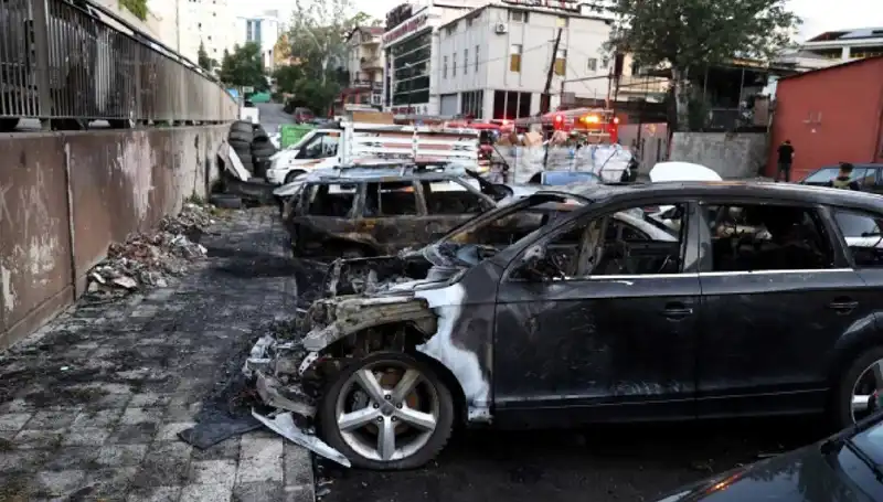 Sanayide Tamir Bekleyen Araçlar Alev Alev Yandı: Sebep Ne?