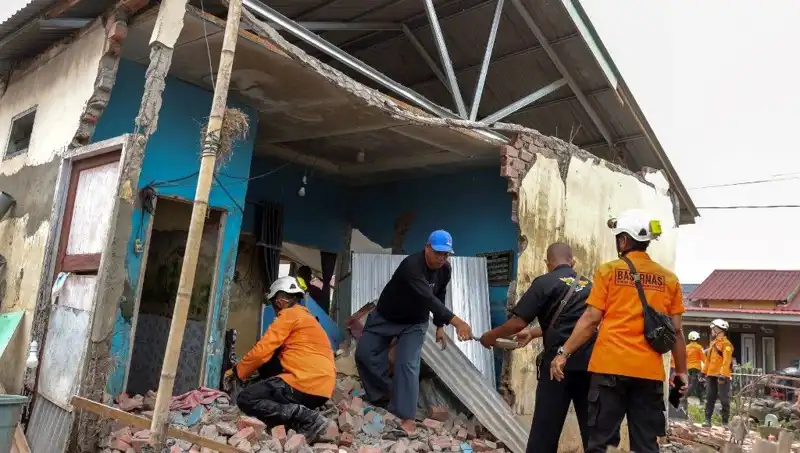 Endonezya'da Şiddetli Deprem: 5,7 Büyüklüğünde Sarsıntı, 8 Ev Kayıp