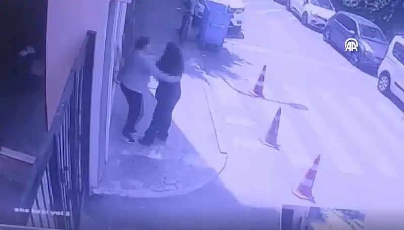 İstanbul'da Lise Tuvaletinde Dehşet Verici Olay: Güvenlik Kamera Görüntüleri Ortaya Çıktı