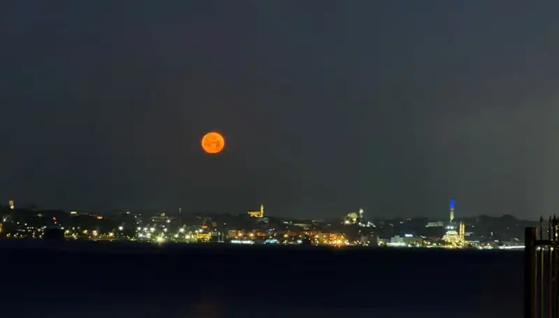 İstanbul’un Gökyüzünde Çilek Dolunayı Işıldadı: Tablo Gibi Manzaralar
