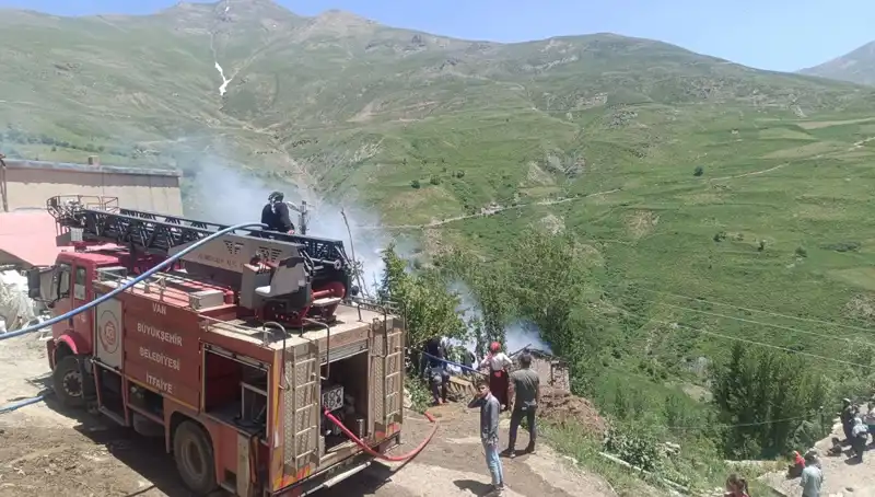 Van'da Korkunç Yangın: Bir Çocuk Yanarak Hayatını Kaybetti