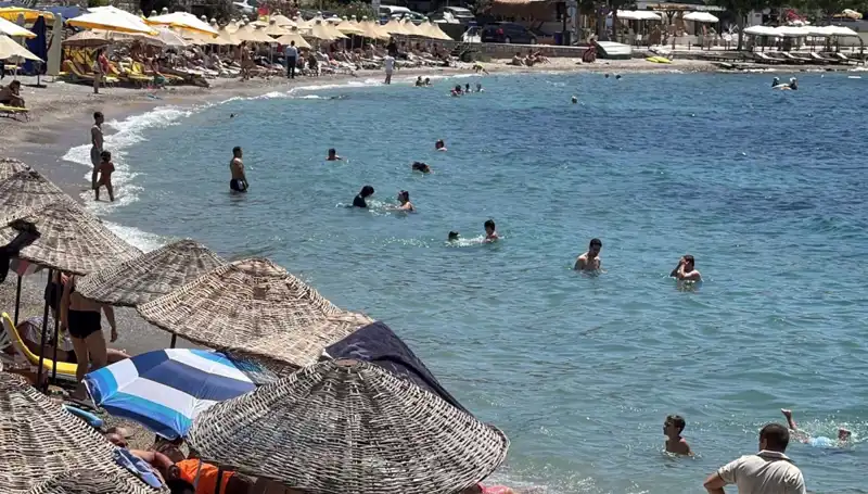 Sıcak Havalar Kapıda: Serinlemek İçin Plaja Akın Edildi!