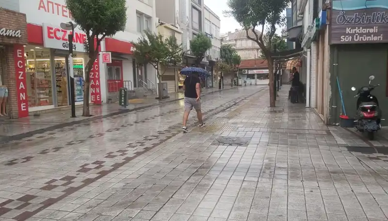 Kırklareli'de Sıcak Yaz Sonrası Gelen Sağanak Yağış Hayatı Olumsuz Etkiledi