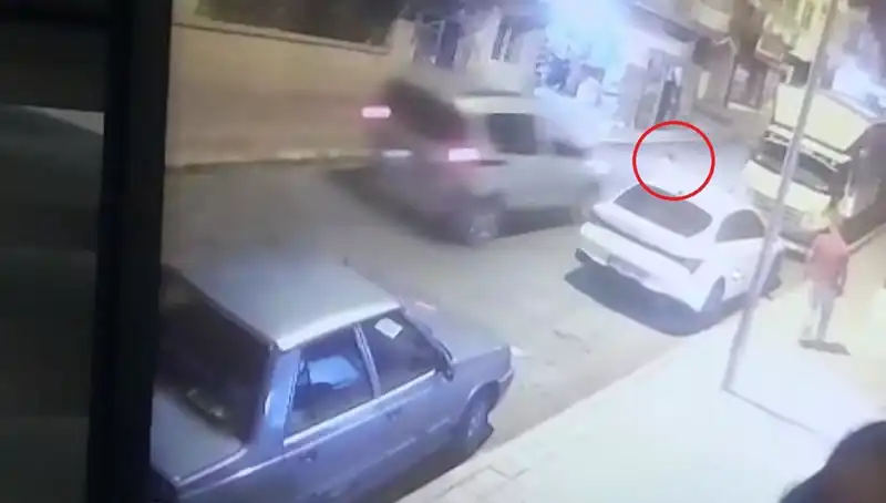 Yola Aniden Fırlayan Çocuğa Ticari Araç Çarptı, Olay Anı Şok İle Karşılandı