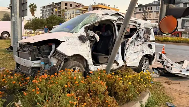 Antalya'da Midibüs ve Hafif Ticari Araç Çarpıştı, 6 Yaralı!