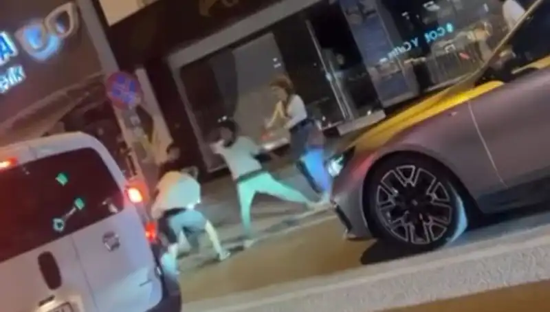 Cadde Boks Ringine Dönüştü: Yumrukların Havada Uçuştuğu Olay