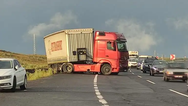 TIR Kaydı Nedeniyle Yol Kapandı: Uzun Araç Kuyrukları Sürücüleri Çileden Çıkardı