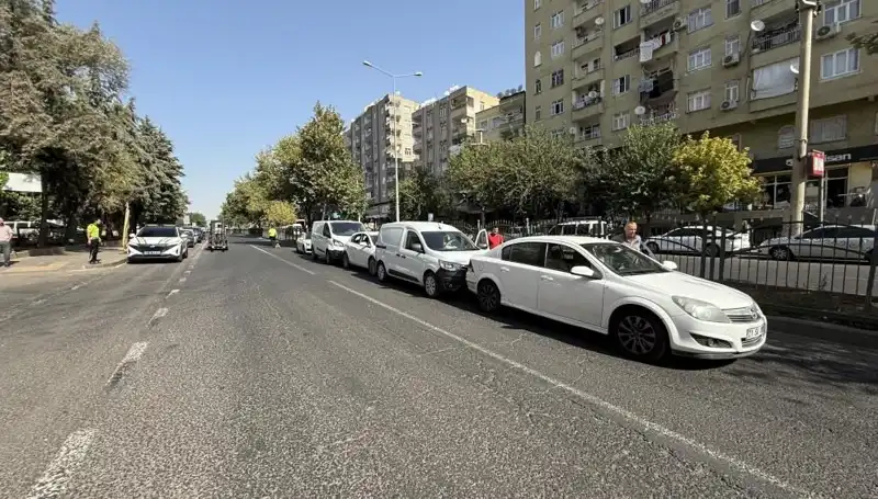 Diyarbakır’da Bahar Sancakları: 5 Araçlı Zincirleme Kaza!
