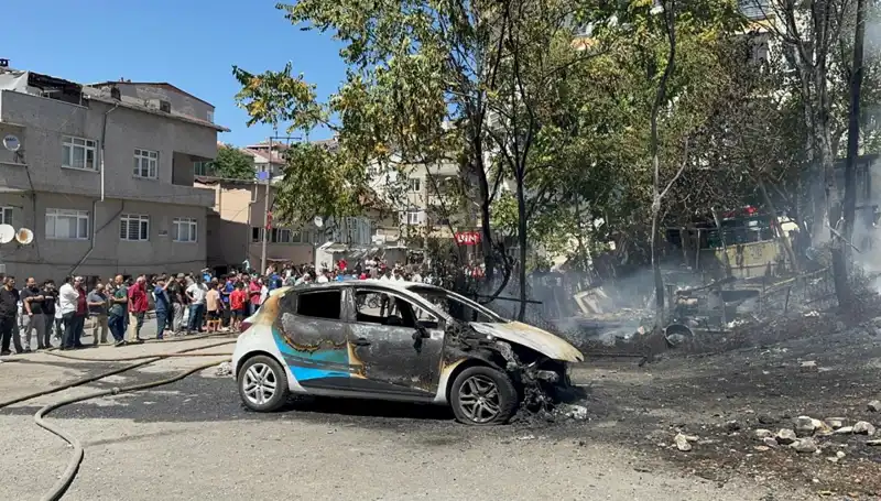Gecekonduda Çıkan Yangın, Park Halindeki Araçta Büyük Hasara Yol Açtı