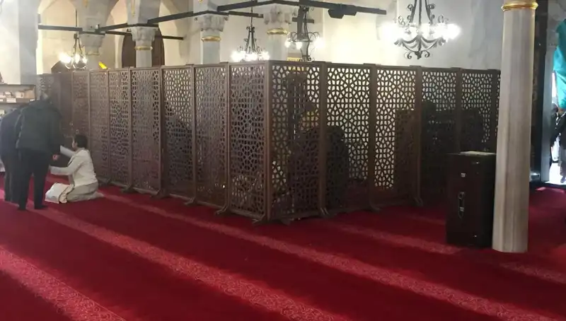 İnanılmaz Olay: Kadın ve Erkek Teravih Namazında Yan Yana Oturdu!