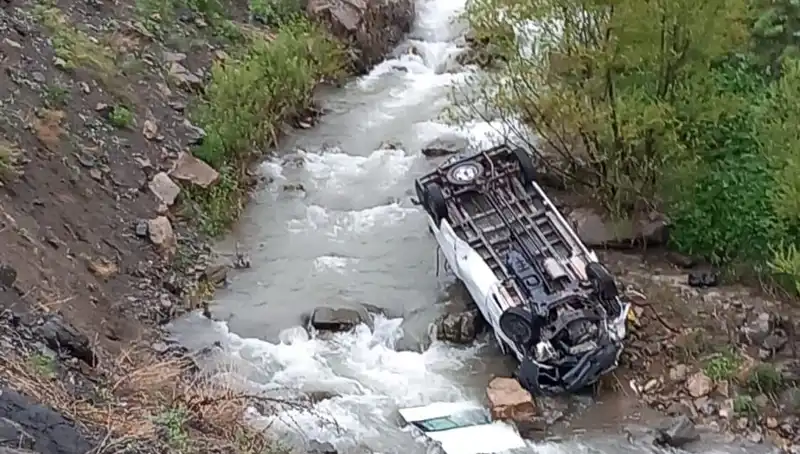 Hakkari’de Minibüs Devrildi: 2 Kişi Hayatını Kaybetti, 3 Yaralı