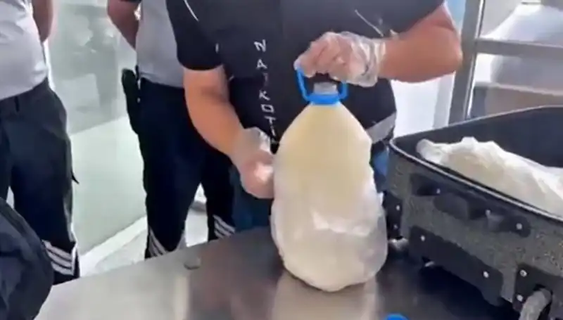 Havalimanında Süt Şişesiyle Taşınan Uyuşturucu Skandalı: 12 Kilo 800 Gram!