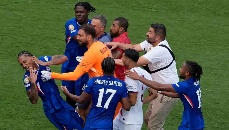 Dev Finalde Gergin Anlar: Teknik Direktörden Futbolcuya Yumruk!