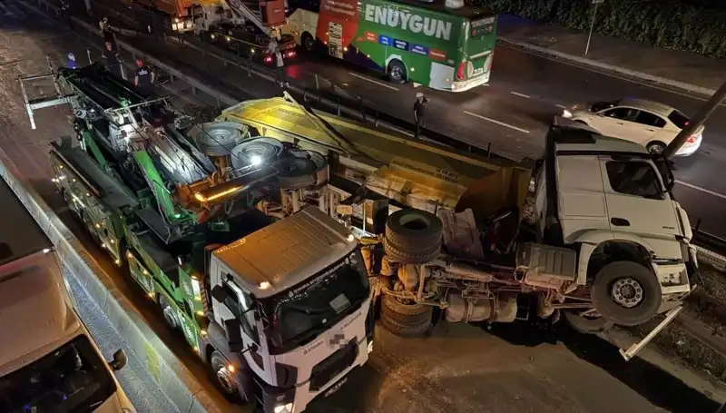 Moloz Yüklü Hafriyat Kamyonu Devrildi: Olay Yerinden Yürek Burkan Manzaralar