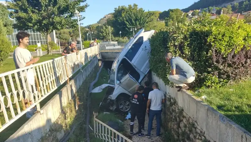 Muğla'da Direksiyon Kıran Sürücünün Kazası Hayatları Tahayyül Etti