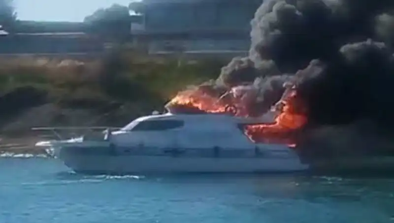 Çeşme'de Lüks Motoryat Alev Alev Yandı, O Anlar Kameralara Yansıdı