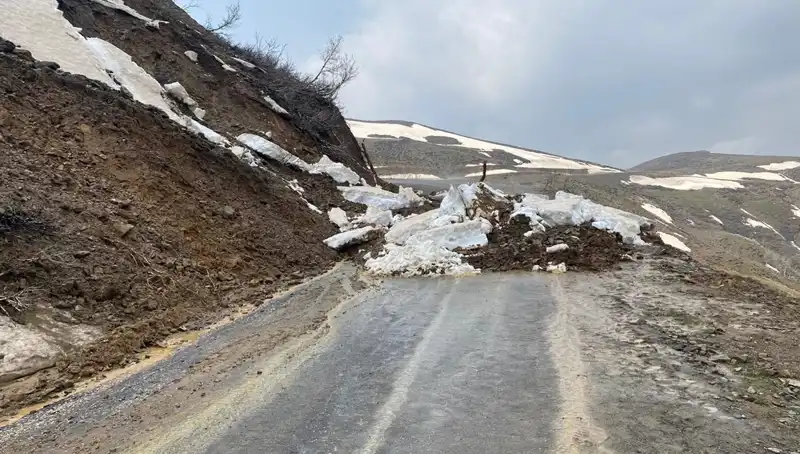 Muş'ta Heyelan Nedeniyle Kapanan Köy Yolu Uzun Süre Sonra Ulaşıma Açıldı
