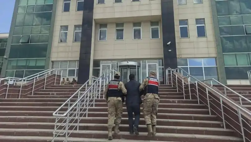 Hapis Ceza Nedeniyla Aranan Şahıs, Gizlendiği Yerden Polisle Yakalandı