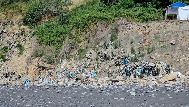 Kozlu Sahil'de Çöp Yığınları: Doğanın Nefesi Tehlikede!