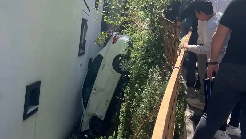 Kağıthane'de Korkunç Kaza: Otomobil Metrelerce Sürüklenerek Hızla Yol Aldı