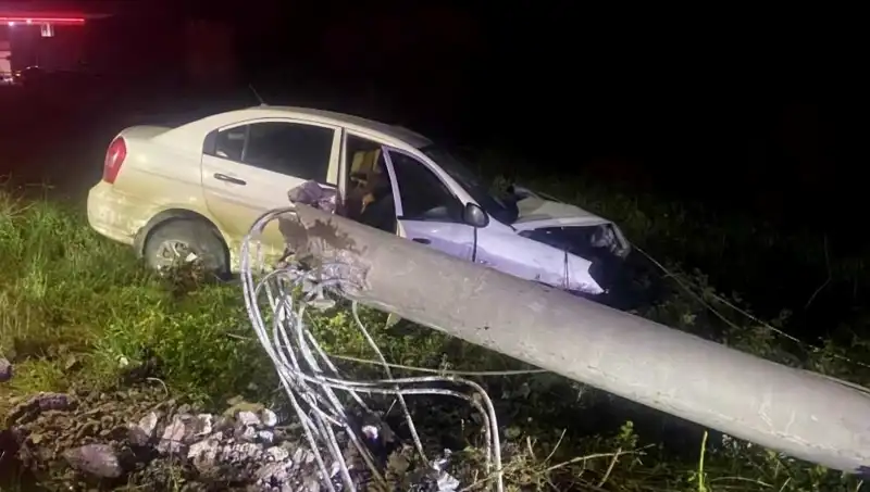 Beton Direğe Çarpan Sürücü Hayatta Kalabilmek İçin Mücadele Ediyor