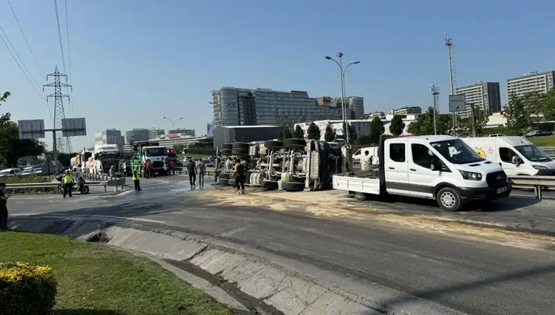D-100 Yan Yolda Beton Mikseri Devrildi: Korkutan Kaza ve Olayın Sebepleri