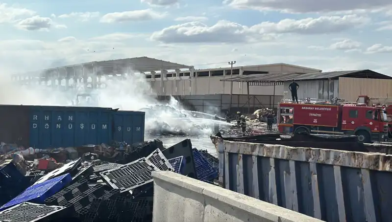 Aksaray'daki Geri Dönüşüm Fabrikasında Korkutan Yangın: Sebebi Belirsiz