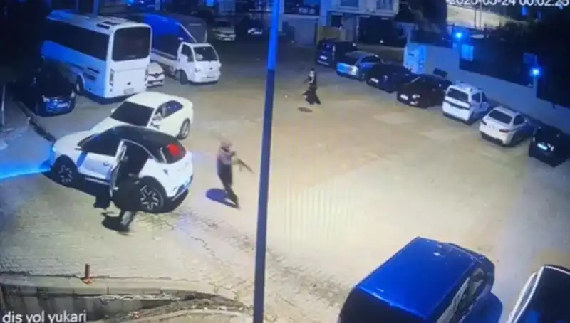 Kağıthane'de Kalaşnikovlu Saldırı: Maskeli Soyguncuların Korkunç Eylemi
