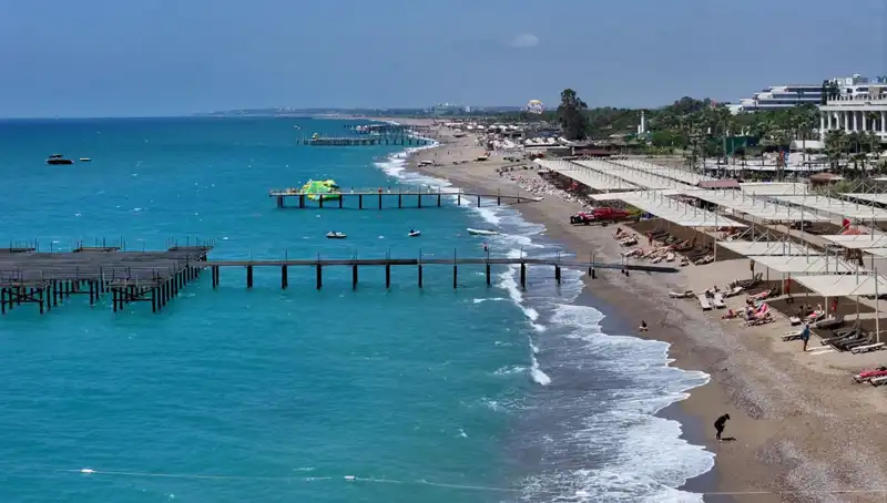Antalya Sahillerinde Güneşli Hava Yılı Göz Kamaştırıyor