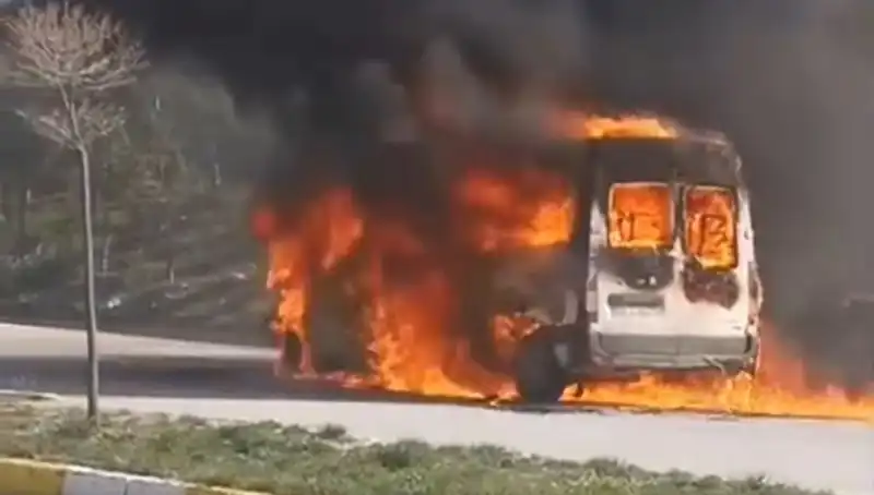 Havalimanı Servis Aracı Yangını: Personel Panik Yaşadı!