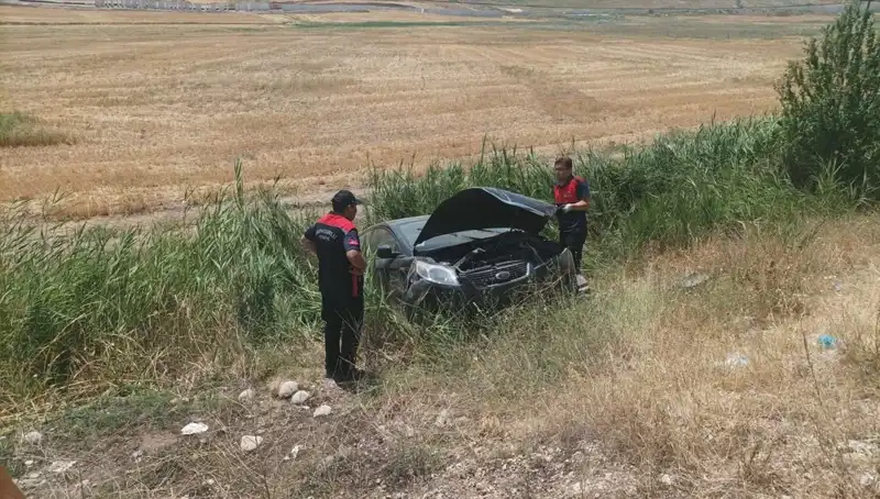 Şarampole Uçan Otomobilde Korkutan Kaza: 2 Yaralı!