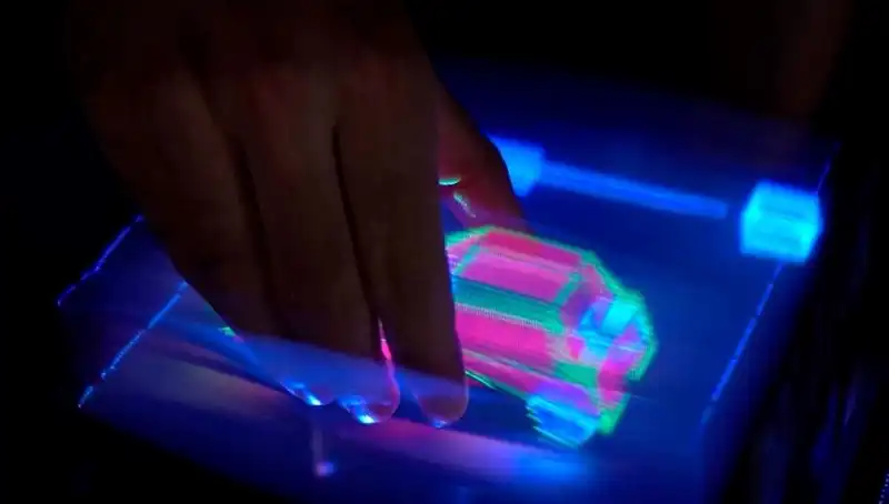 Etkileşimli 3D Hologram Devrimi: Geleceği Şekillendiren Teknoloji