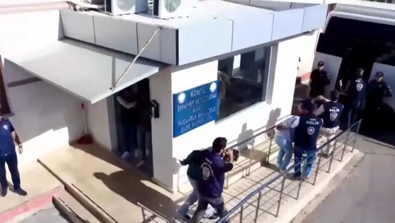 Türkiye'de Dev Dolandırıcılık Şebekesine Operasyon: 13 Kişi Tutuklandı