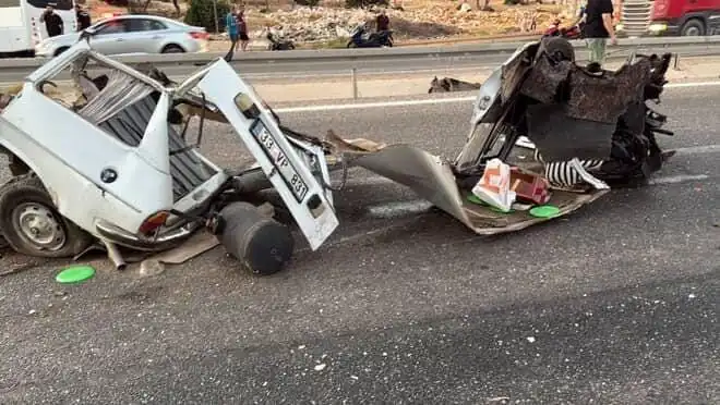 Bariyere Çarpan Araçta Trajik Kaza: 1 Kişi Hayatını Kaybetti, 1 Yaralı