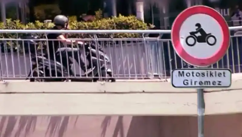 Üst Geçitler Motokuryelerin Egemenliğine Girdi: Sürücüler Çare Arıyor