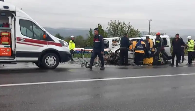 Denizli’de Feci Kaza: İki Araç Kafa Kafaya Çarpıştı, 5 Yaralı
