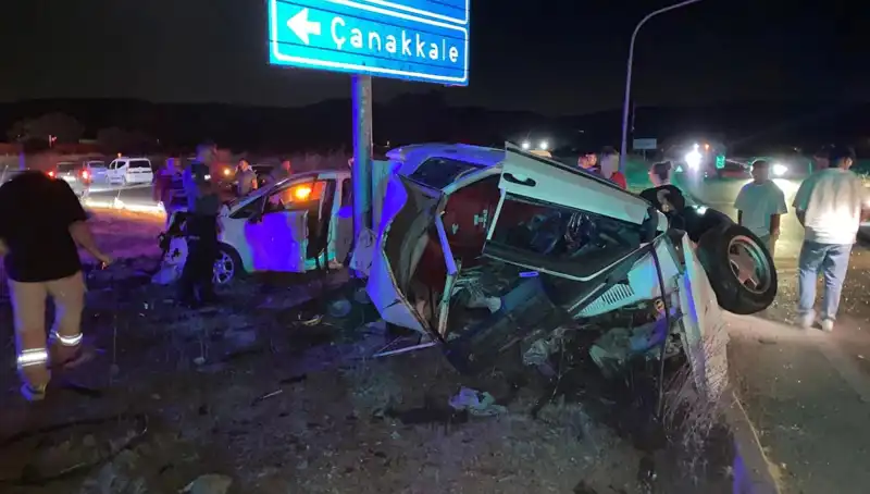 Çanakkale'de Korkunç Kaza: İki Otomobil Çarpıştı, Yaralılar Hastaneye Sevk Edildi