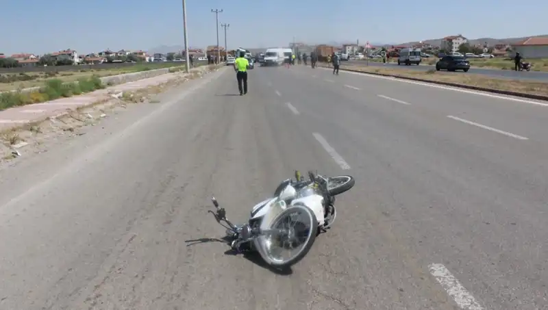Dur İhtarına Uymayan Araç Polis Aracına Çarptı: O Anlar Kamerada!